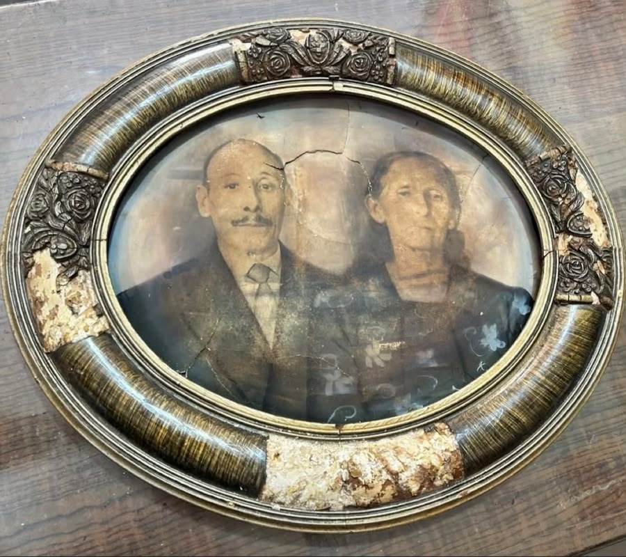 Retrato com moldura oval antes da restauração
