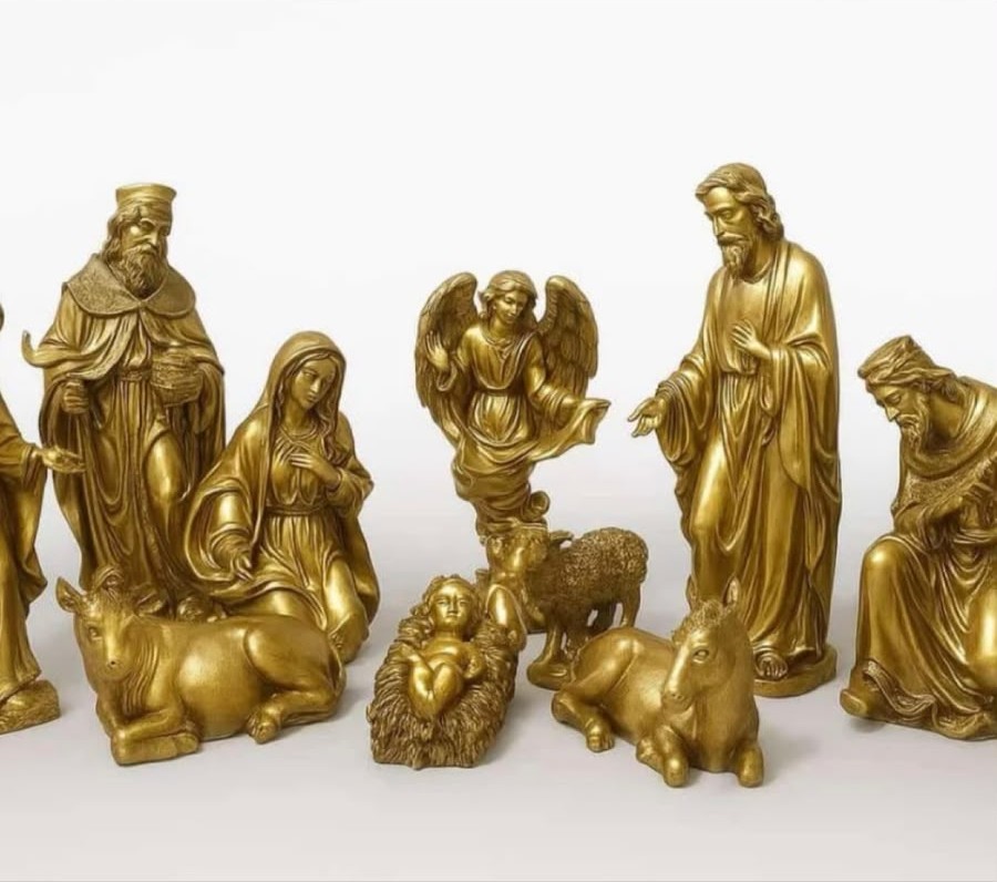Presépio de gesso pintado em dourado, com o Menino Jesus na manjedoura, Maria, José, reis magos, um anjo e os animais