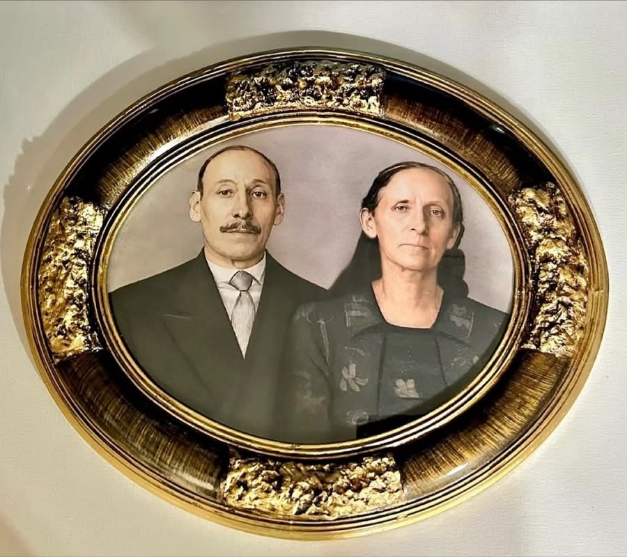 Retrato com moldura oval depois da restauração
